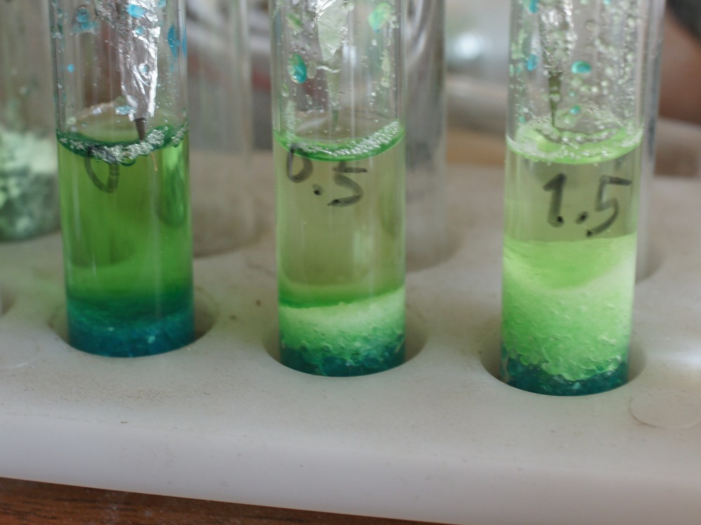 Магний и сульфат железа 2 реакция. Сульфат меди 1 цвет. Цвет кристаллов сульфата меди 2. Раствор соли cuso4. Сульфат меди 2 в пробирке.