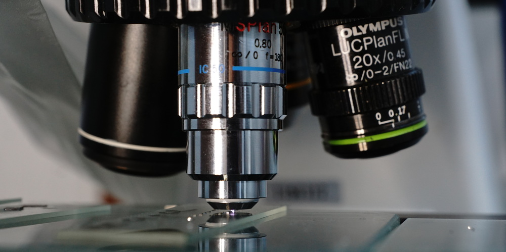Зачем в микроскопах делают сменные объективы. Иммерсионная система микроскопа. Объектив микроскопа Olympus 20. Объектив х20 для микроскопа Olimpus. Микроскоп Olympus объектив 60x.